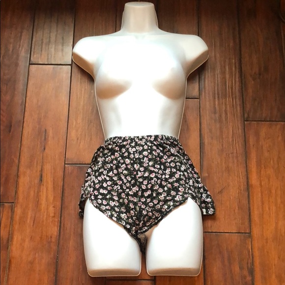 Volcom Pants - 🌸3 for $30 Volcom women’s medium floral shorts